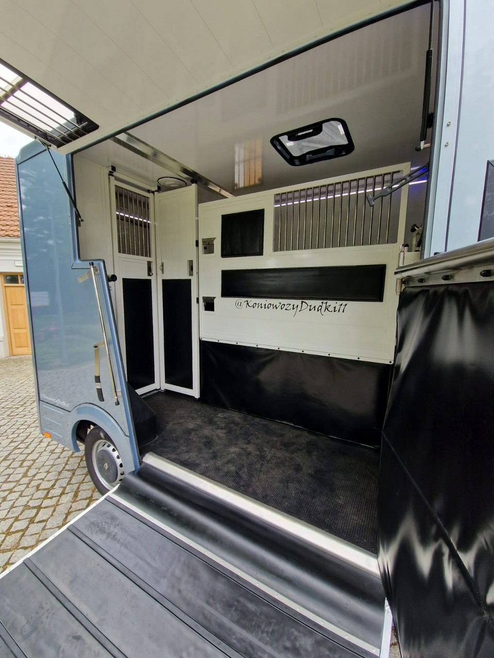 Renault Master Koniowóz, 4 Miejsca, Zabudowa Ogierowa. Kam.Cof.Hak. Na 2 konie.Szyber