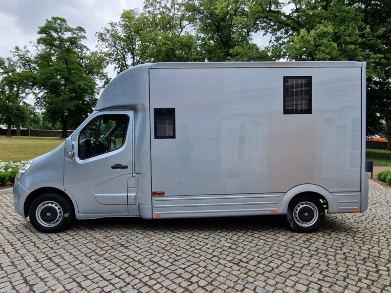 Renault Master Koniowóz, 4 Miejsca, Zabudowa Ogierowa. Kam.Cof.Hak. Na 2 konie.Szyber