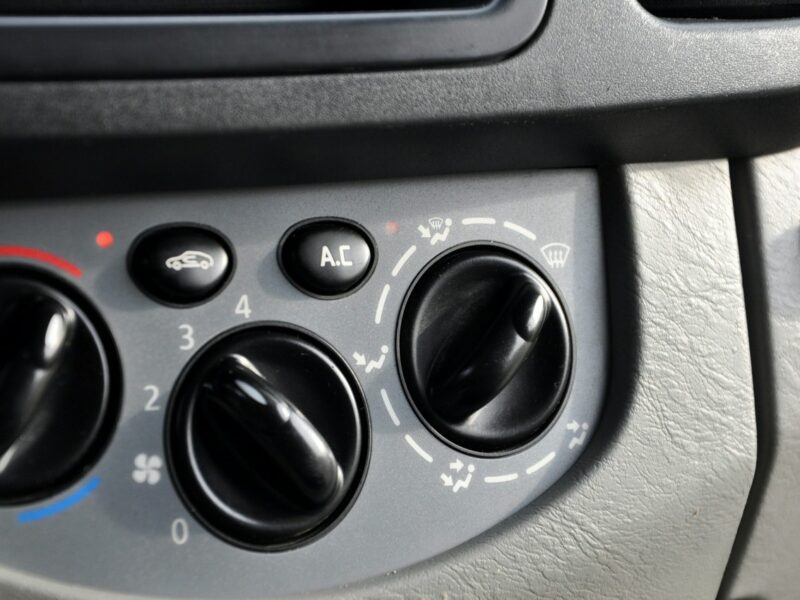 Opel Vivaro 2.5CDTI(145KM)*Klimatyzacja*Hak*I Właściciel*Serwisowany*z Niemiec