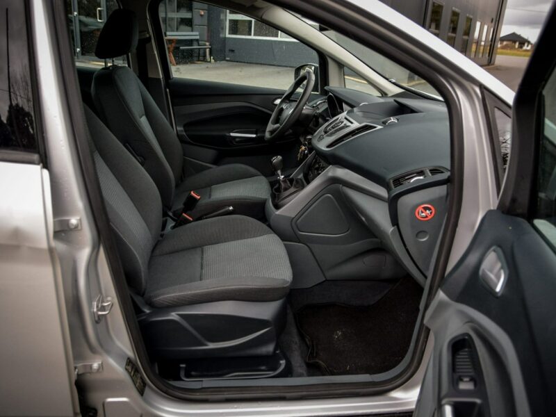 Ford Kuga Bi-Xenon grzana kierownica grzane fotele klima auuto tempomat navi PDC II (2012-)