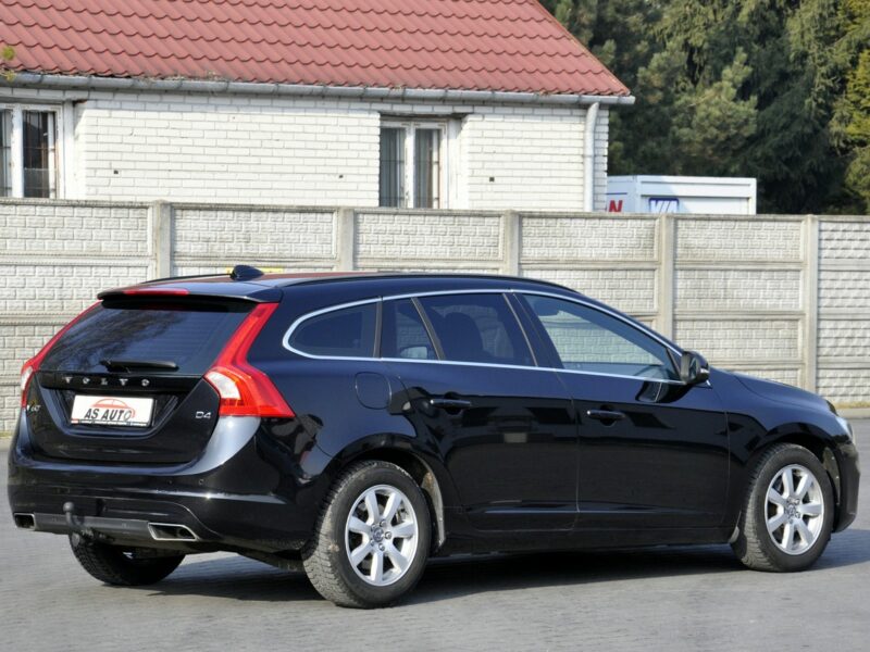Volvo V60 2,0D4 181KM Momentum/Ledy/Xenon/Skóry/Navi/PDC/Serwis/GwArAnCjA I (2010-2018)