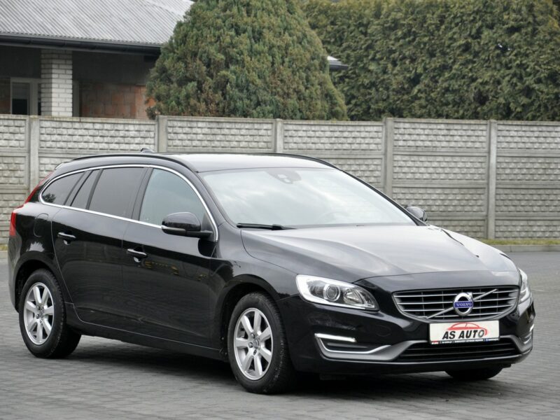 Volvo V60 2,0D4 181KM Momentum/Ledy/Xenon/Skóry/Navi/PDC/Serwis/GwArAnCjA I (2010-2018)