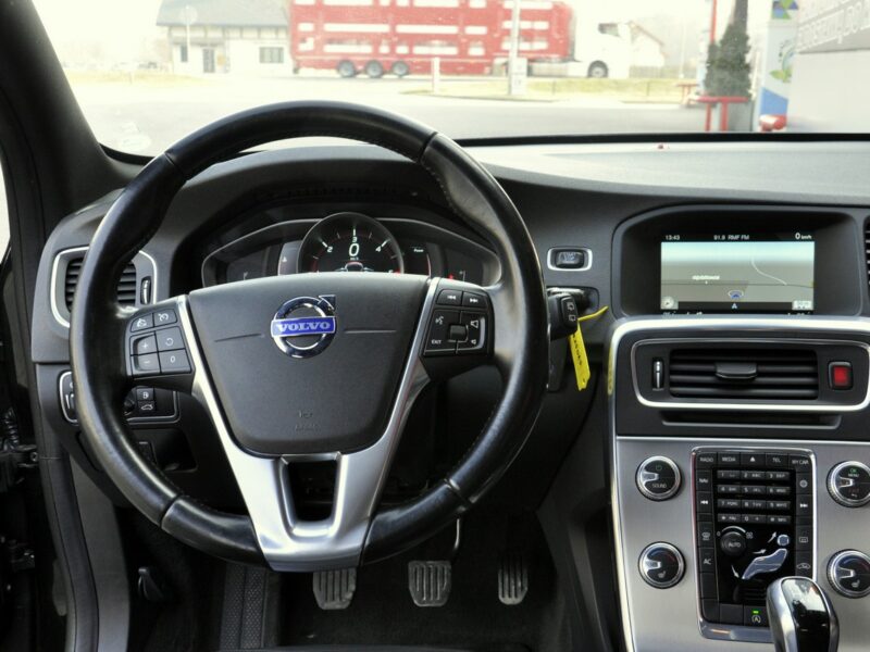 Volvo V60 2,0D4 181KM Momentum/Ledy/Xenon/Skóry/Navi/PDC/Serwis/GwArAnCjA I (2010-2018)