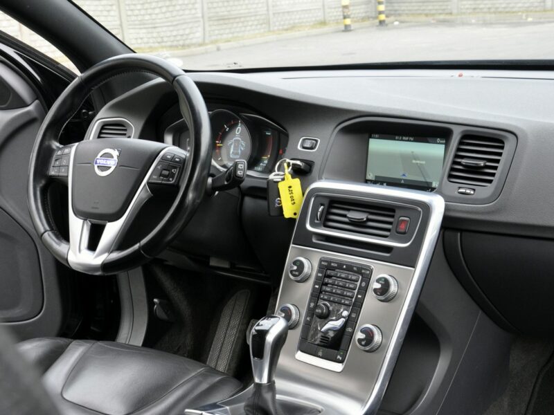 Volvo V60 2,0D4 181KM Momentum/Ledy/Xenon/Skóry/Navi/PDC/Serwis/GwArAnCjA I (2010-2018)