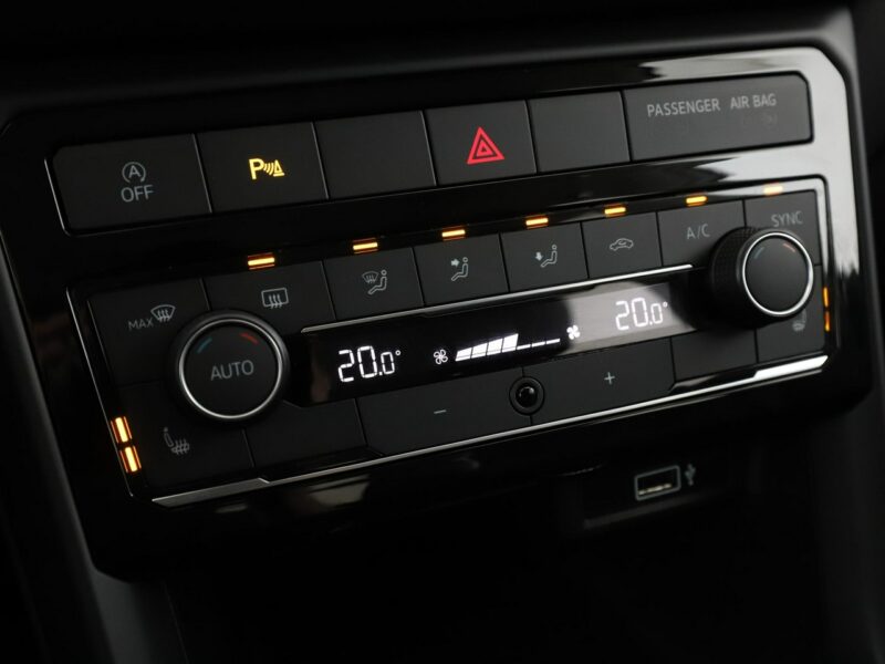 Volkswagen T-Cross Historia serwisowa Navi Czujniki parkowania pród+tył Podgrzewane fotel