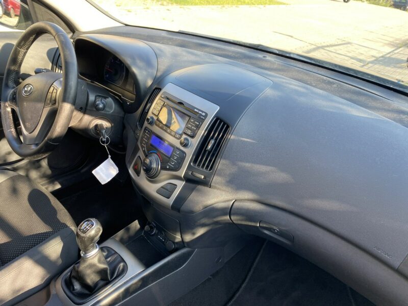 Hyundai i30 Po liftingu, klimatronik, czujniki parkowania, mocny silnik, 8 airbag I (2002-2013)